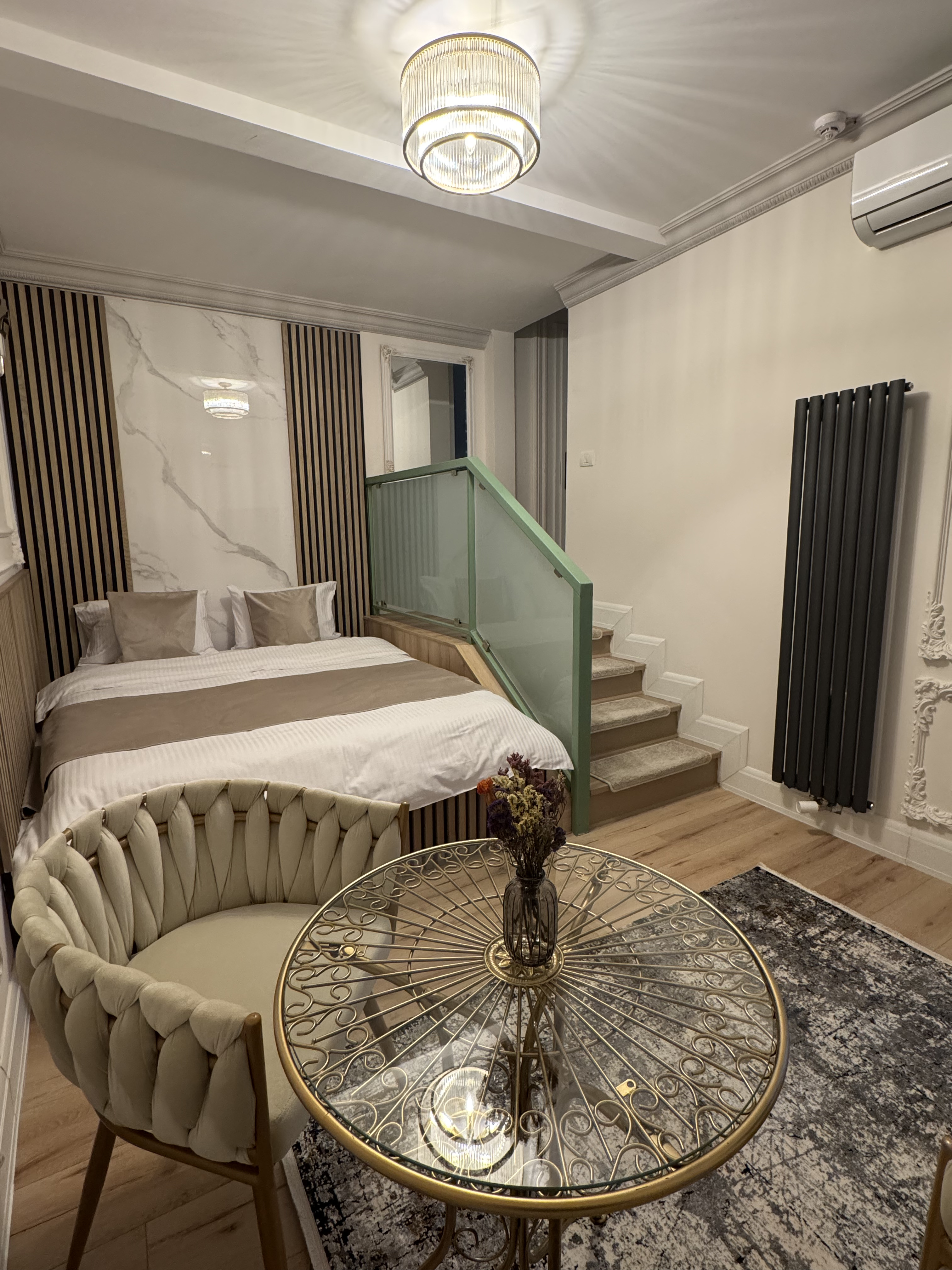 Queen Room with Balcony - House4You - 8